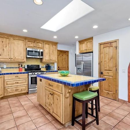 Great Group Retreat! Hacienda Decor, Spacious Floor Plan, Private Backyard 칼스배드 외부 사진