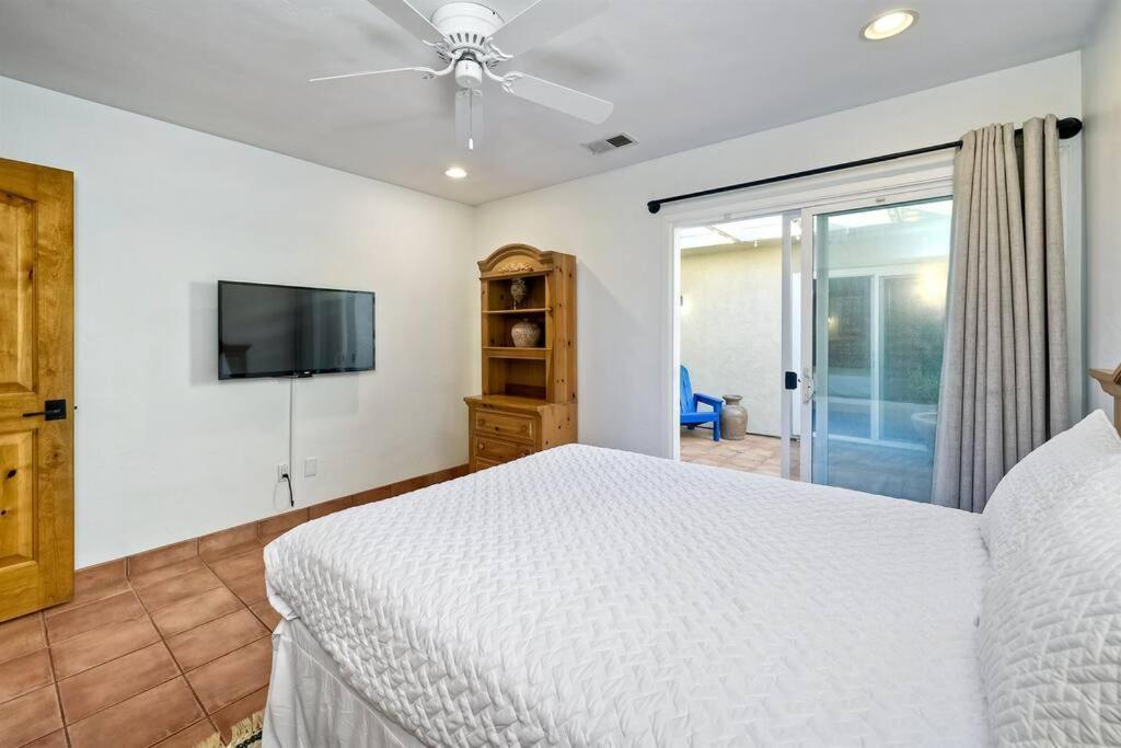 Great Group Retreat! Hacienda Decor, Spacious Floor Plan, Private Backyard 칼스배드 외부 사진