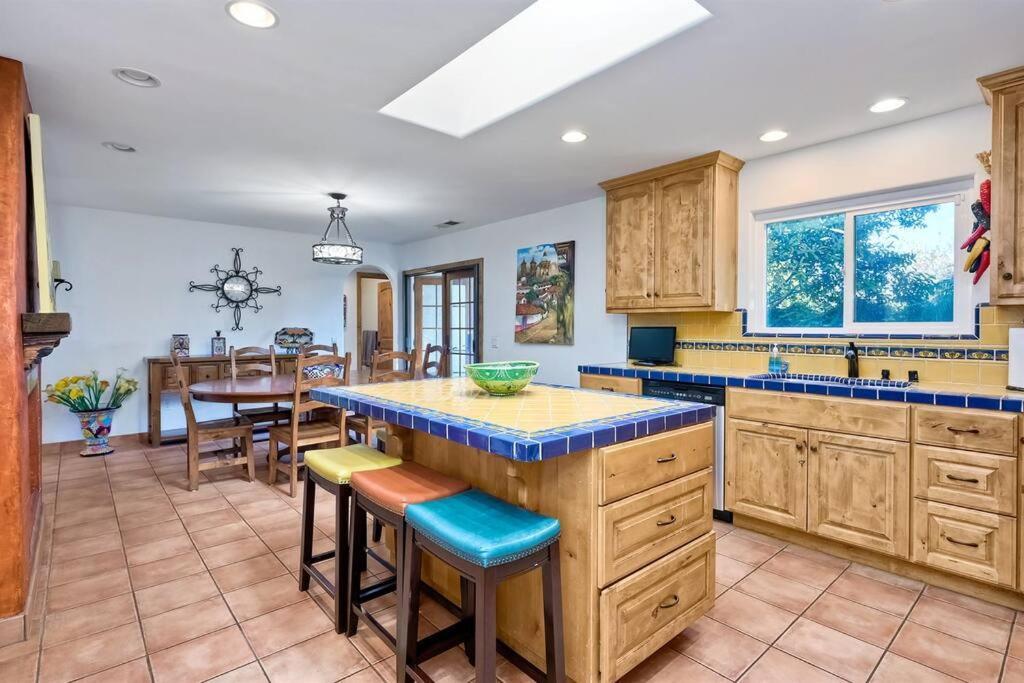 Great Group Retreat! Hacienda Decor, Spacious Floor Plan, Private Backyard 칼스배드 외부 사진
