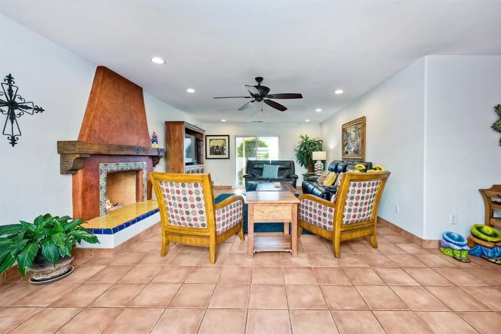 Great Group Retreat! Hacienda Decor, Spacious Floor Plan, Private Backyard 칼스배드 외부 사진