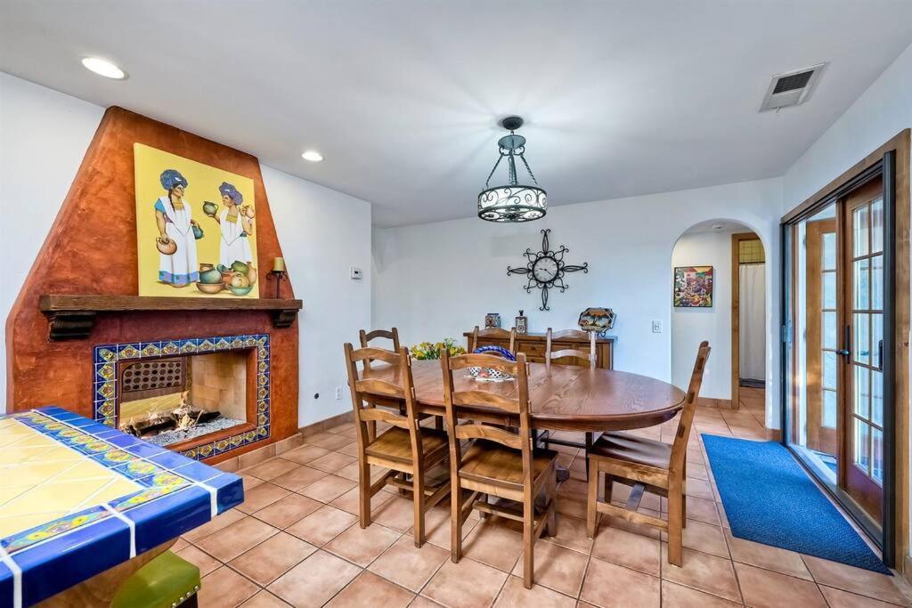 Great Group Retreat! Hacienda Decor, Spacious Floor Plan, Private Backyard 칼스배드 외부 사진