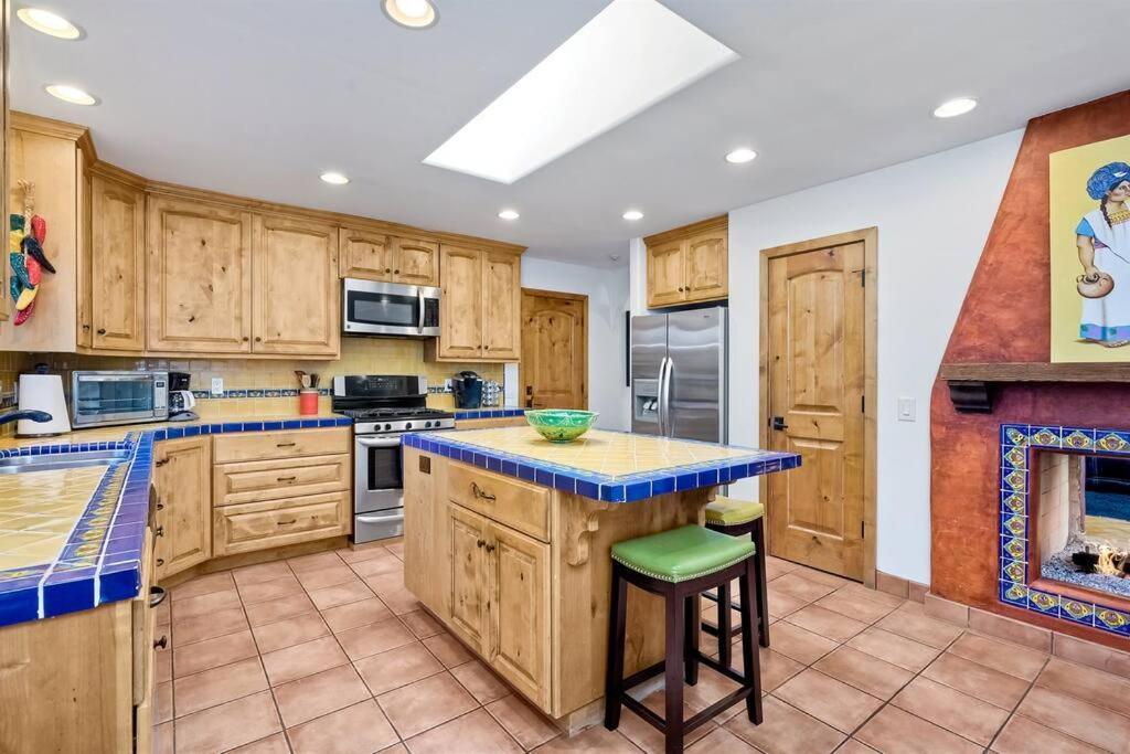 Great Group Retreat! Hacienda Decor, Spacious Floor Plan, Private Backyard 칼스배드 외부 사진