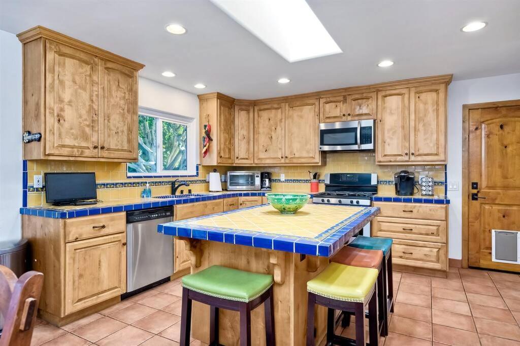 Great Group Retreat! Hacienda Decor, Spacious Floor Plan, Private Backyard 칼스배드 외부 사진