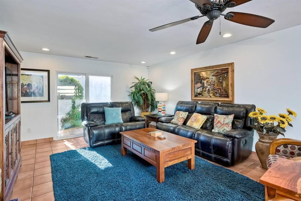 Great Group Retreat! Hacienda Decor, Spacious Floor Plan, Private Backyard 칼스배드 외부 사진